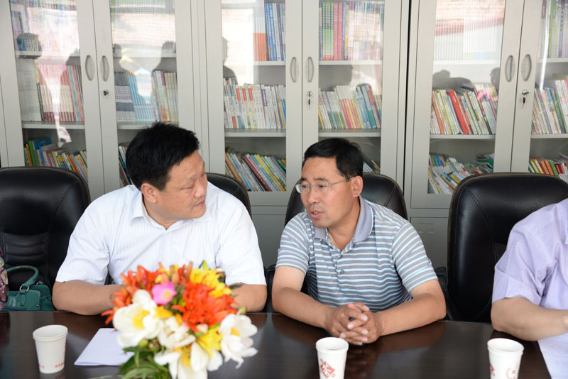 3.窦书记与当地乡干部交流帮扶村情况.JPG