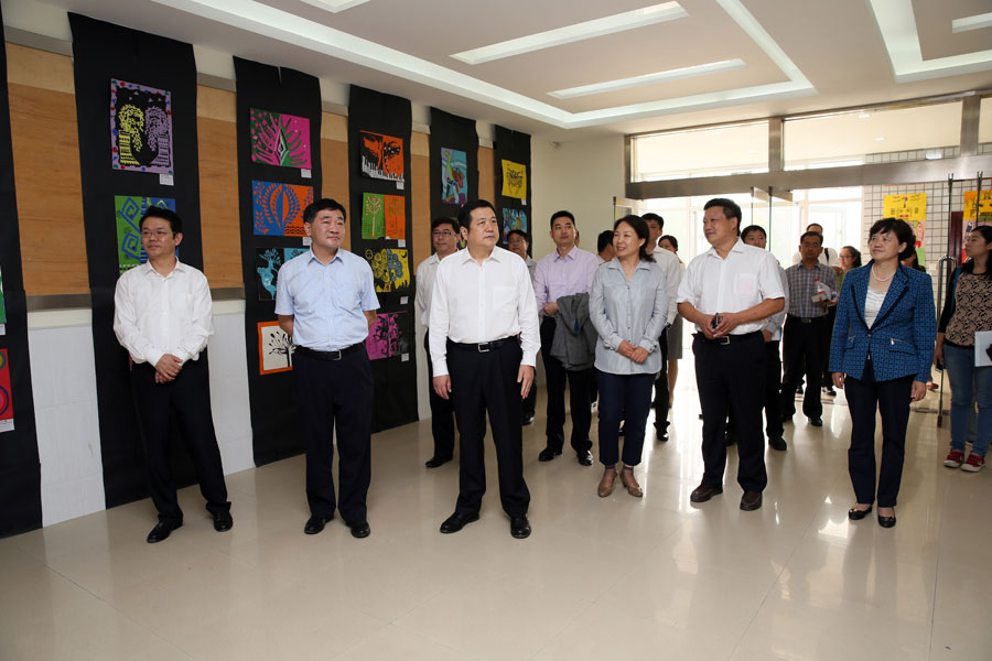 7、视察学院学前教育国家级实.jpg