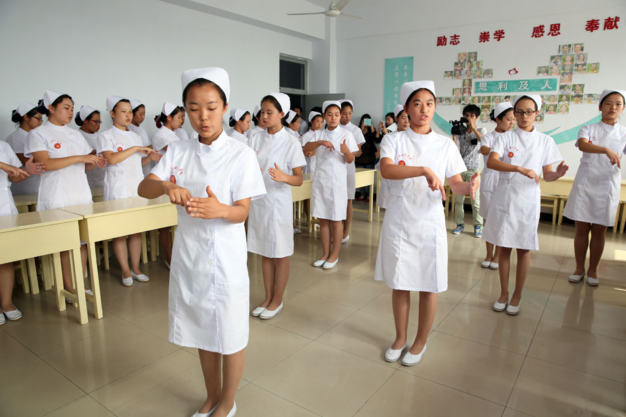 8、视察“思利及人助学圆梦护.jpg
