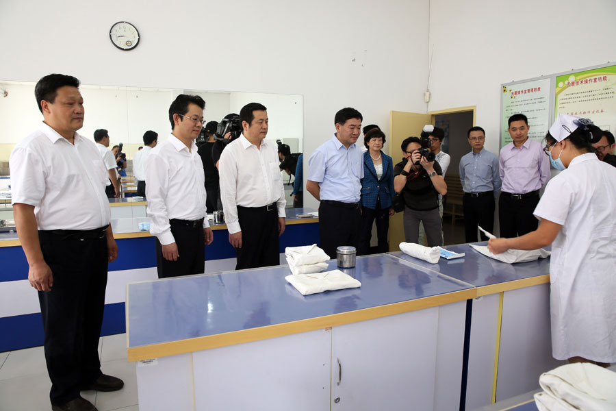 9、视察我院护理实训基地.jpg