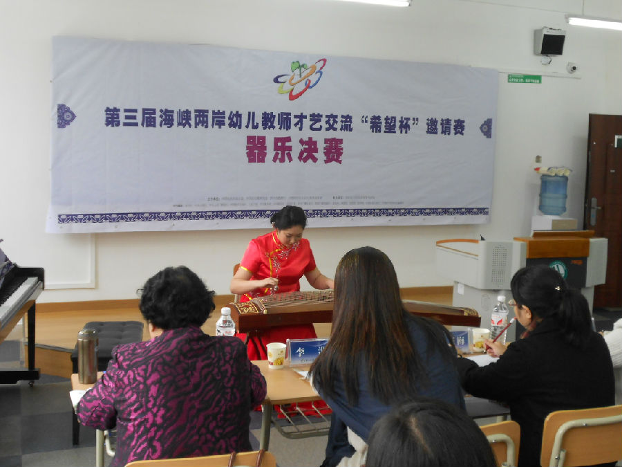 程鳞衔同学参加乐器组比赛.jpg