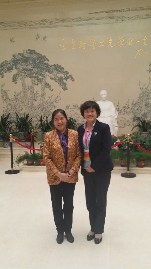 盖院长与中国宋庆龄基金会副秘书长艾玲(左)合影