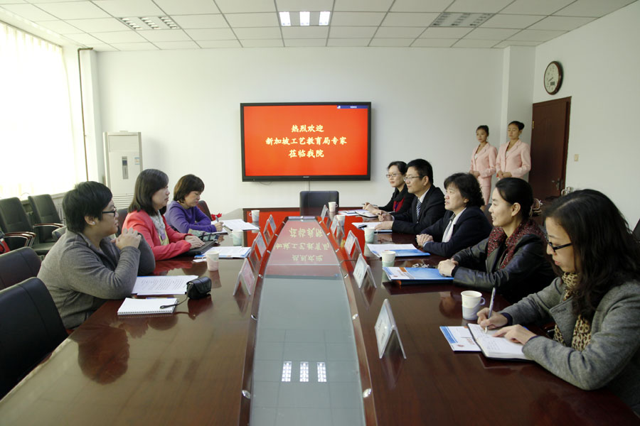 我院领导与新加坡三位专家就教学法评估工作进行交流.jpg