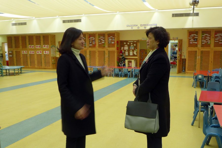 盖院长同上海维多利亚幼儿园园长交谈
