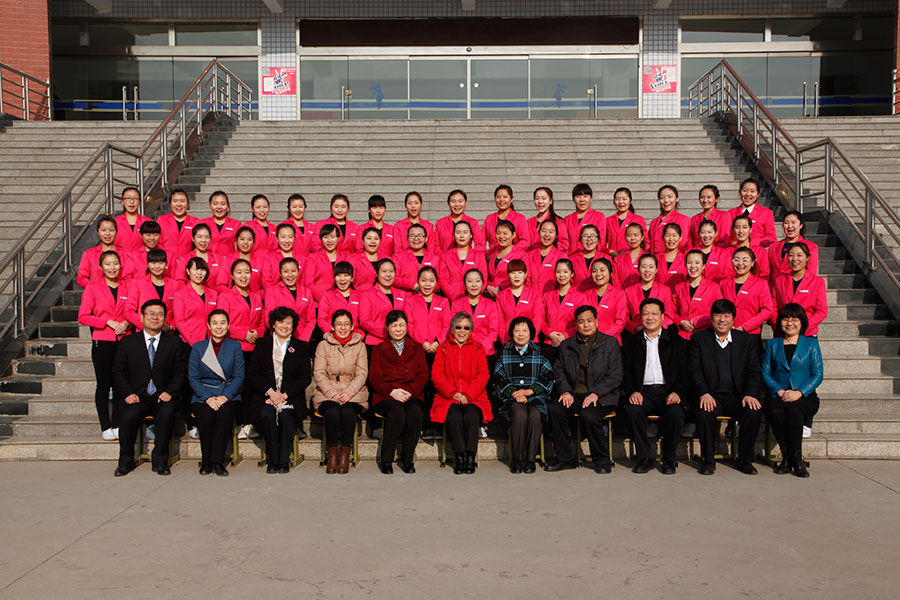 6、赵炜女士、各位领导同“邓颖超班”全体同学合影.jpg