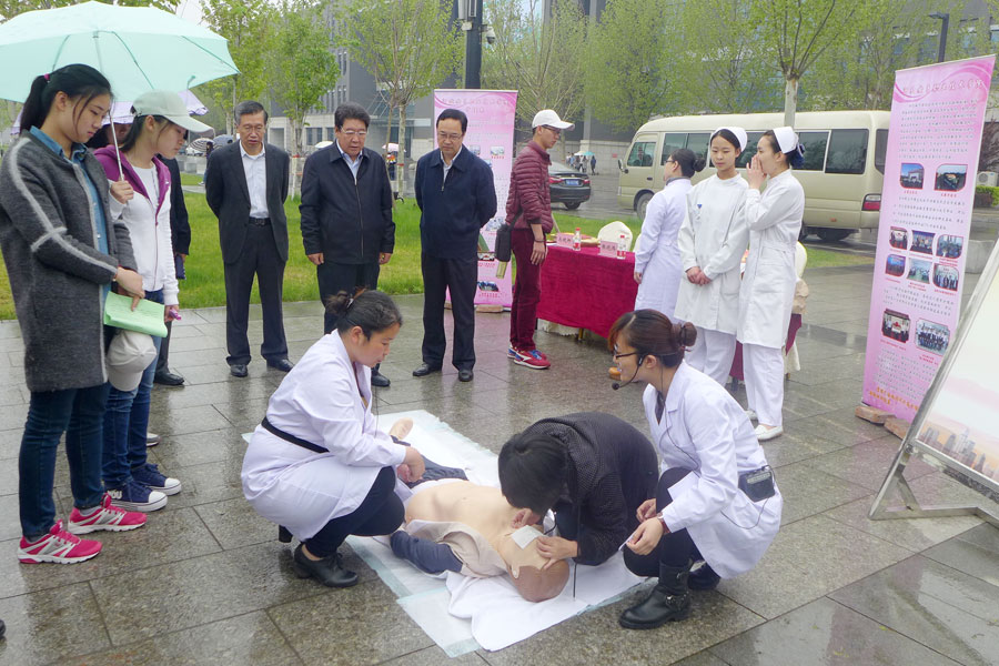 与会领导亲临护理实践区压缩.jpg