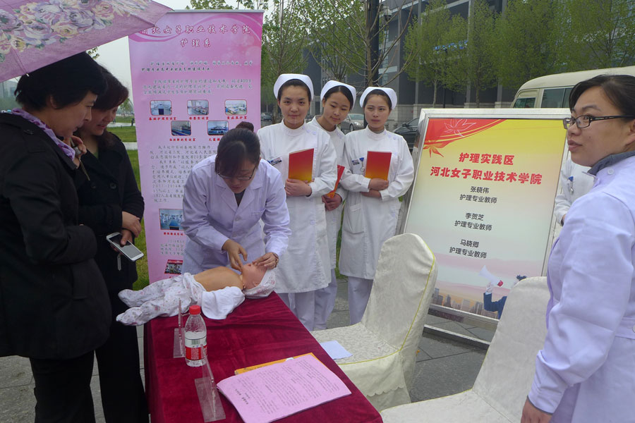 讲解婴幼儿急救技巧.jpg