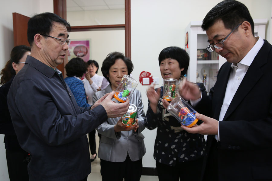 副省长许宁、中国宋庆龄基金会副主席井顿泉等领导参观我院学前教育国家级实训基地并观看学生作品.jpg