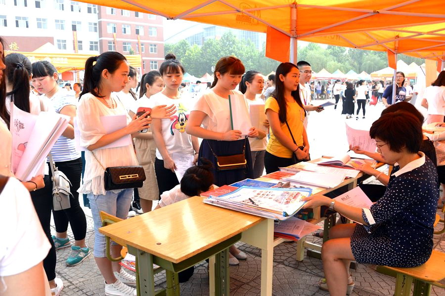 双选会现场.JPG