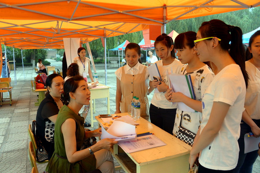 学生与企业代表进行交流.JPG