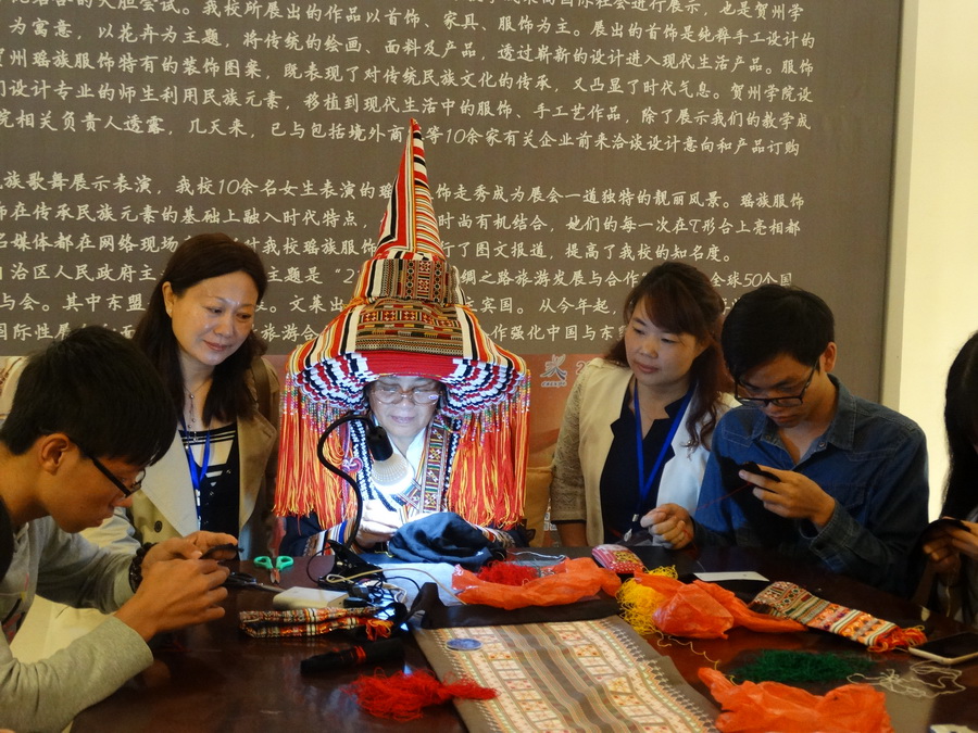 参观贺州学院瑶族服饰实训课堂.JPG