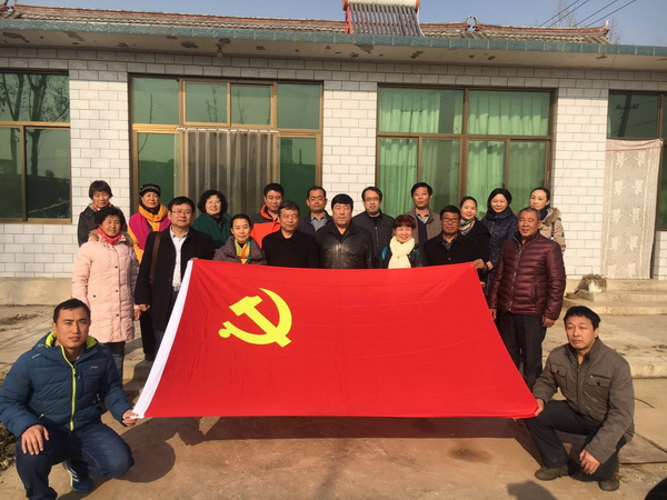 与扶贫干部临时党支部合影.jpg