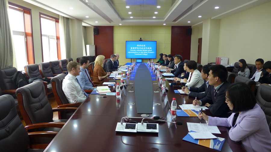双方在会议室进行座谈交流2.JPG