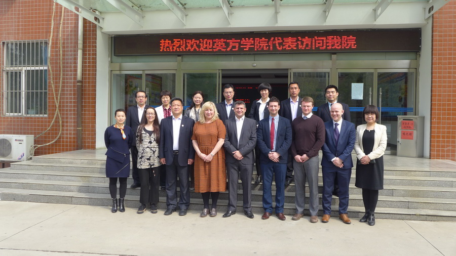 学院领导与来宾在行政楼前合影.JPG