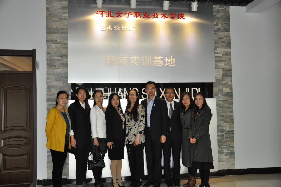 在服装实训基地与专业教师合影.JPG