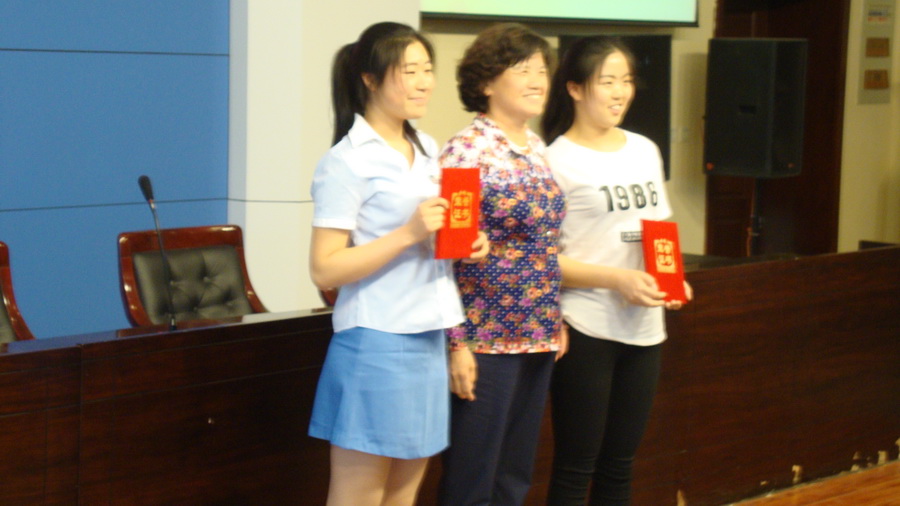 院长给获奖学生颁发获奖证书.JPG