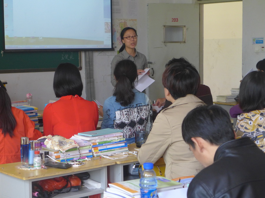 严李莉老师进行“以学生为本位”教学法分享.JPG