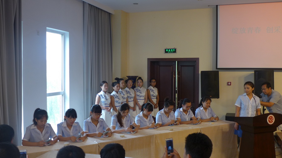 财会专业学生进行点钞技能展演.JPG