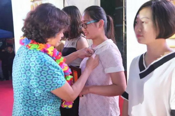 盖春瑞院长为优秀毕业生代表佩戴女子学院毕业纪念章.JPG
