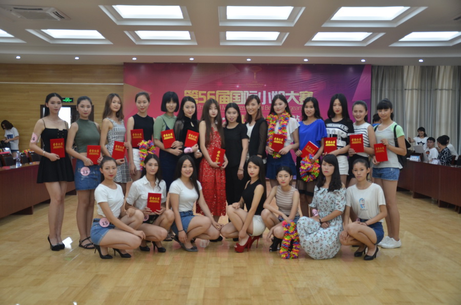 国际小姐女院佳丽合影.JPG