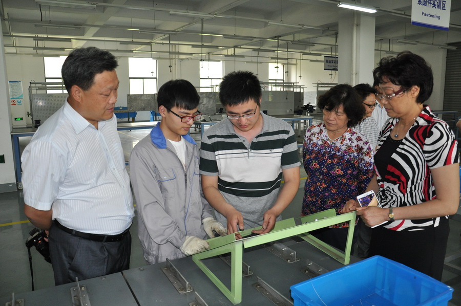 与江苏工程职业技术学院领导参观实训室.jpg