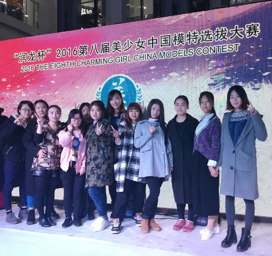 人物设计专业师生合影.jpg