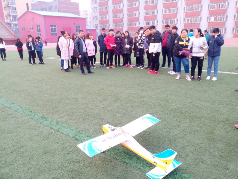 学生试飞固定翼无人机.jpg