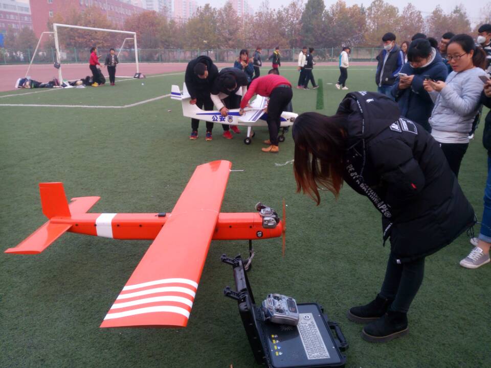 学生现场组装无人机.jpg