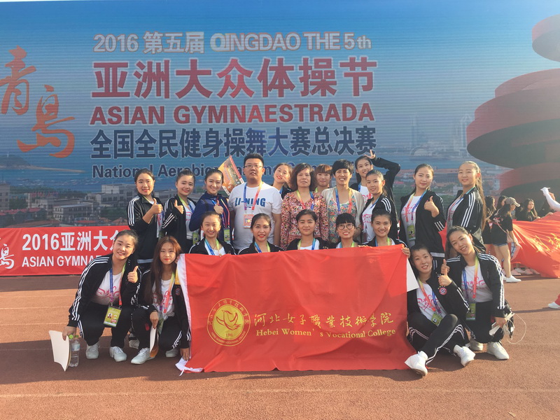 我院师生在赛场合影.jpg