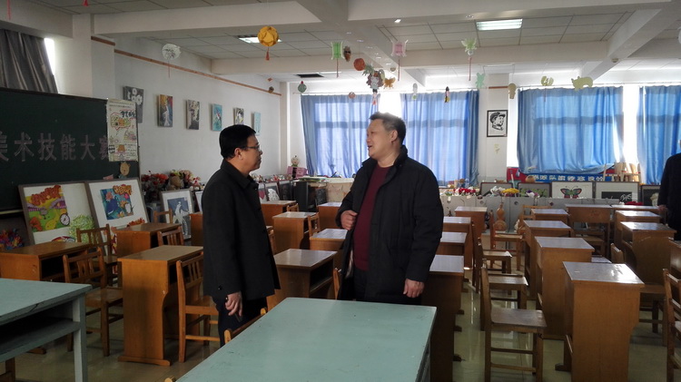 3.窦书记与秦皇岛中等专业学校校长交流学院发展.jpg