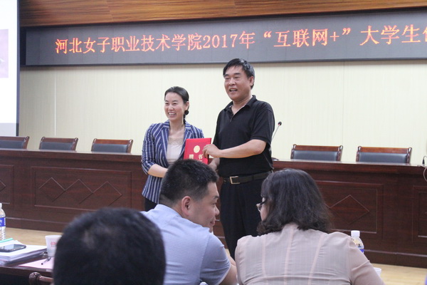 徐爱新副院长为李会朋处长颁发创业导师聘书.JPG