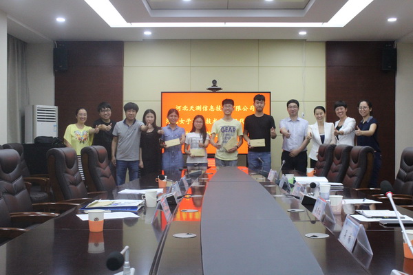 校企双方领导、老师与学生合影.JPG