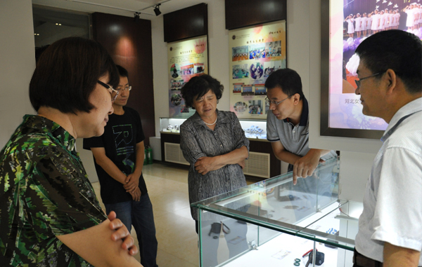 盖院长点评参展的服饰品设计.jpg
