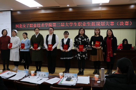 孙彩虹、宋冬梅为三等奖选手颁发证书.JPG