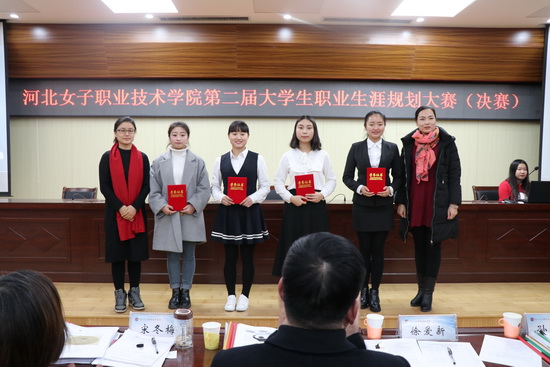 赵一娜、张婷为二等奖选手颁发证书.JPG
