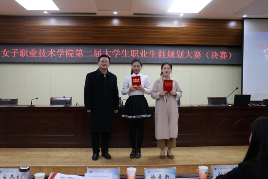 赵继忠为一等奖选手颁发证书.JPG