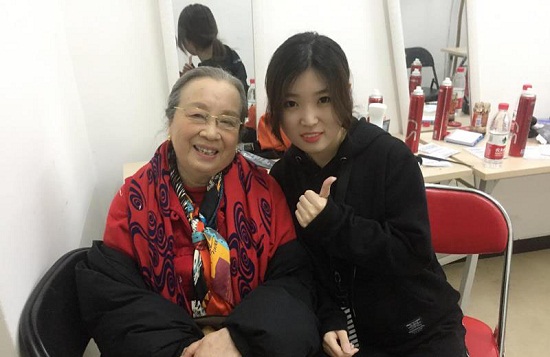 卢萌萌同学与演员李明启老师合影.jpg