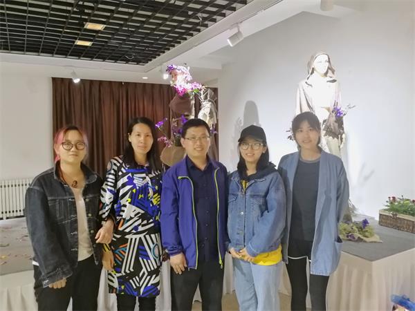 我院师生与植物园负责领导合影.jpg
