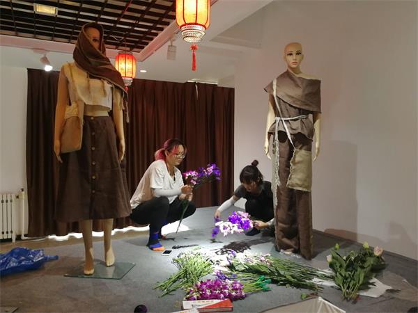 学生布展植物园梅花厅.jpg