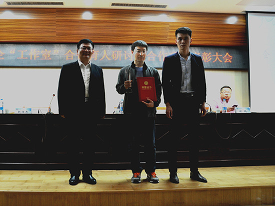 赵继忠处长和华庭装饰张凯龙总监为获奖指导教师颁奖.jpg