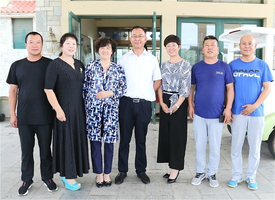 盖春瑞院长与签约方代表合影.jpg