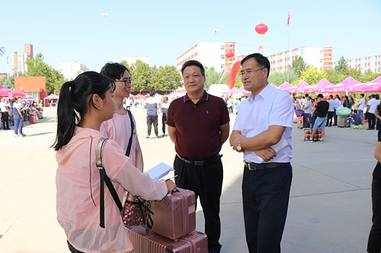 与新生交流.JPG