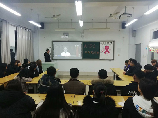 艺术系学生观看防艾宣传片.jpg