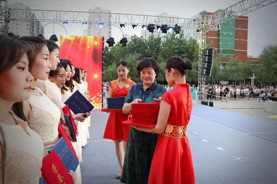 颁发毕业证书.jpg