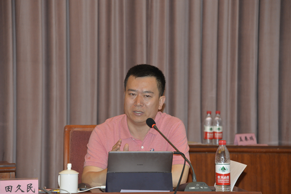 田久民主任做报告.JPG