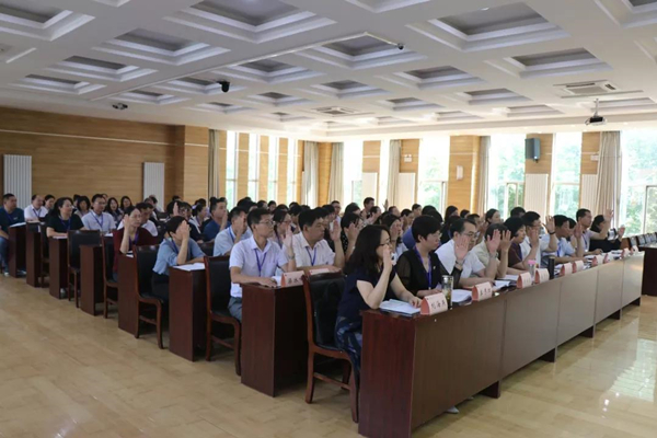 教工代表举手表决.jpg