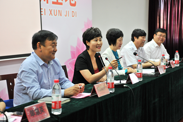 2河北省妇联副主席薛寒在开班典礼上讲话.JPG