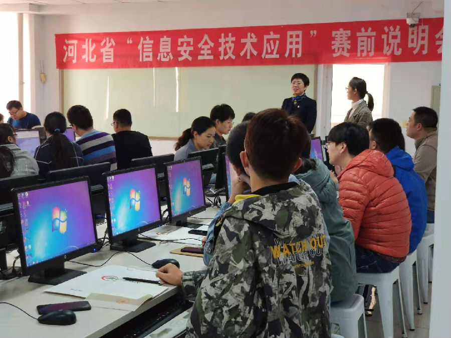 英国上市公司官网365现代服务系主任秦秀红主持开班仪式.jpg
