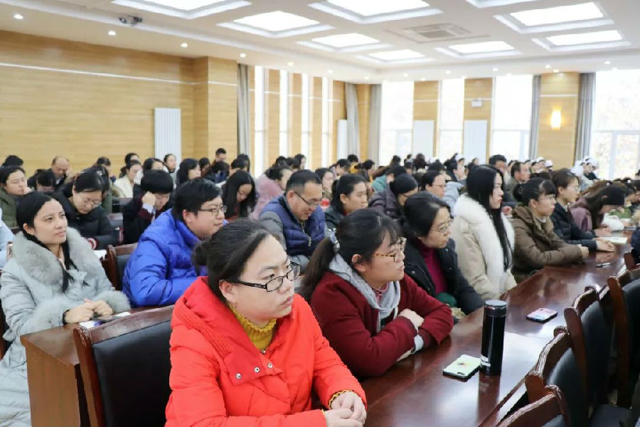 学院集中观看《中央宣讲团党的十九届四中全会精神宣讲报告会》学习视频 (2).jpg